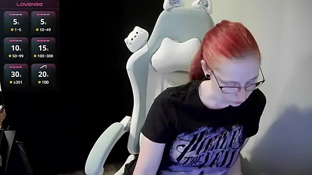 Snapshot of LilyFoxxx chatting on December 2024 05:18:02 AM LilyFoxxx online show from December 2024 05:18:02 AM
