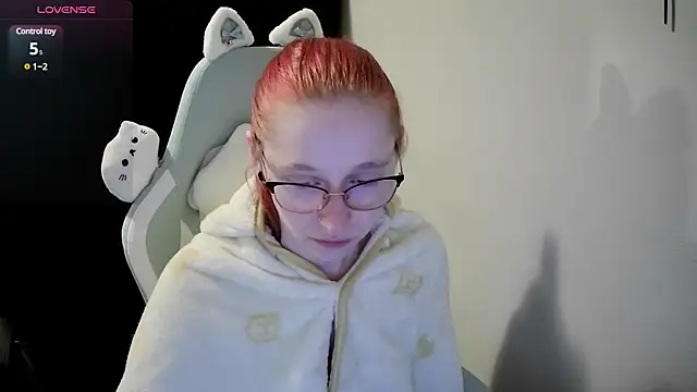 Snapshot of LilyFoxxx chatting on December 2024 05:25:01 AM LilyFoxxx online show from December 2024 05:25:01 AM