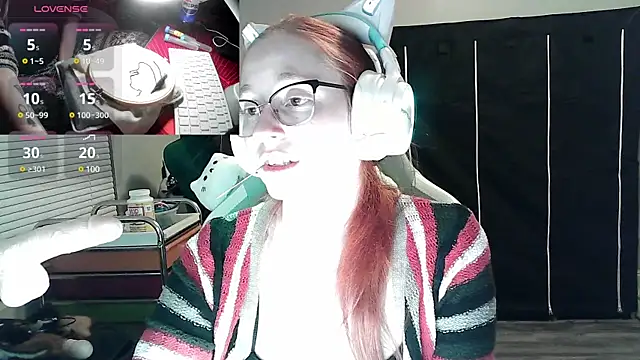 Snapshot of LilyFoxxx chatting on January 2025 04:44:01 AM LilyFoxxx online show from January 2025 04:44:01 AM