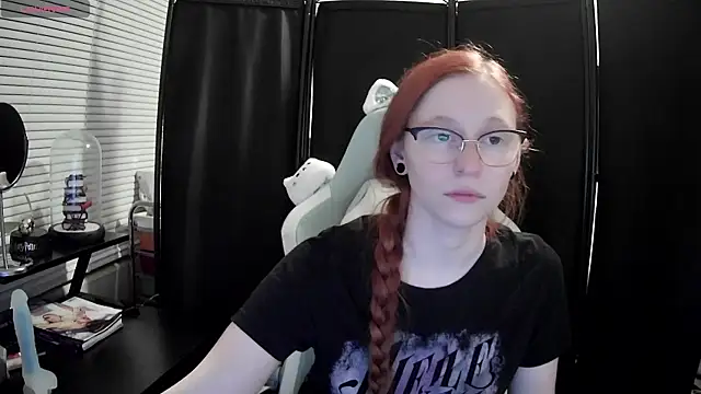 Snapshot of LilyFoxxx chatting on February 2025 04:23:01 AM LilyFoxxx online show from February 2025 04:23:01 AM