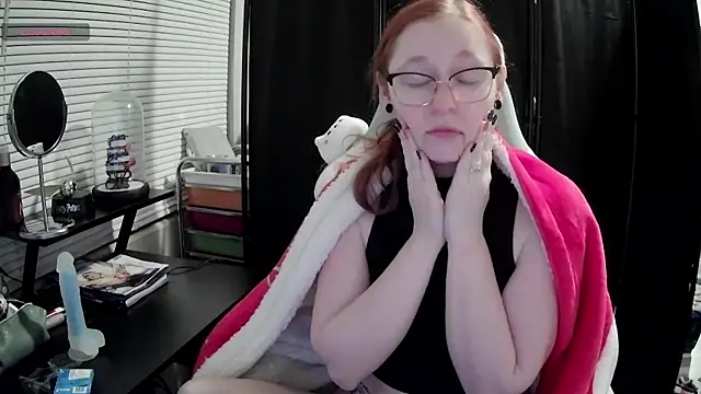 Snapshot of LilyFoxxx chatting on February 2025 04:20:01 AM LilyFoxxx online show from February 2025 04:20:01 AM