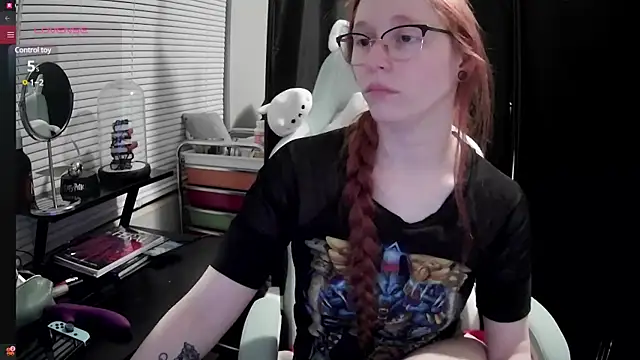 Snapshot of LilyFoxxx chatting on February 2025 04:25:01 AM LilyFoxxx online show from February 2025 04:25:01 AM