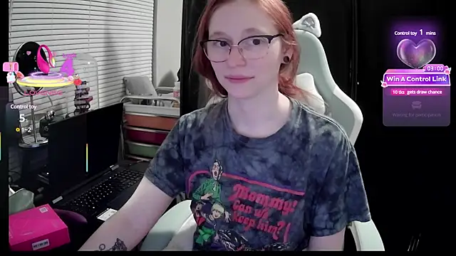 Snapshot of LilyFoxxx chatting on February 2025 04:21:02 AM LilyFoxxx online show from February 2025 04:21:02 AM