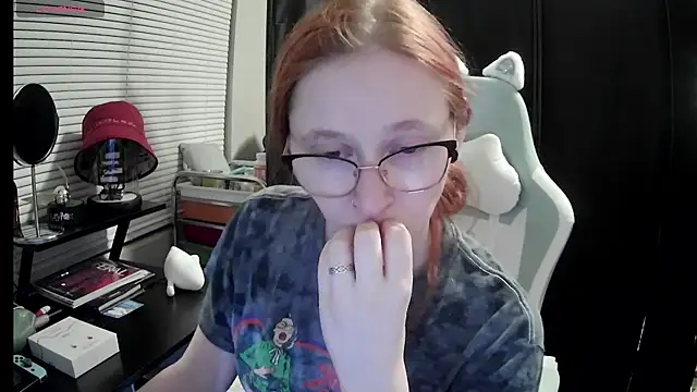 Snapshot of LilyFoxxx chatting on March 2025 03:23:02 AM LilyFoxxx online show from March 2025 03:23:02 AM
