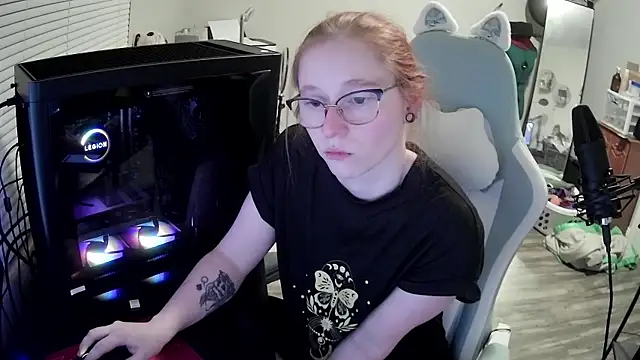 Snapshot of LilyFoxxx chatting on October 2025 03:17:02 AM LilyFoxxx online show from October 2025 03:17:02 AM