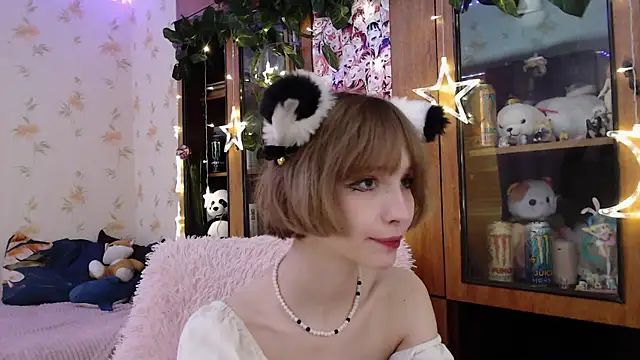 Snapshot of cloudgirrl chatting on March 2025 01:15:01 AM cloudgirrl online show from March 2025 01:15:01 AM