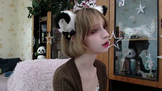 Snapshot of cloudgirrl chatting on March 2025 05:17:02 AM cloudgirrl online show from March 2025 05:17:02 AM