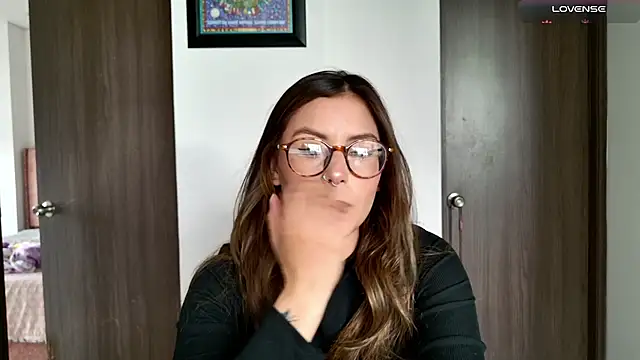 Emmy petit online show from November 2025 07:36:03 PM