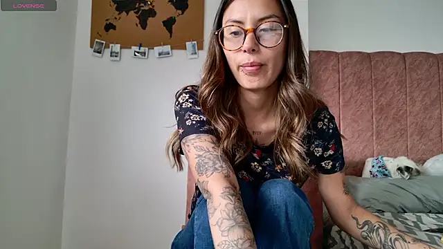 Emmy petit online show from April 2026 06:08:02 PM