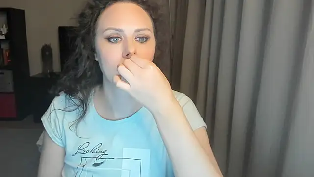 Snapshot of MollyCheiz chatting on June 2026 09:43:02 PM MollyCheiz online show from June 2026 09:43:02 PM