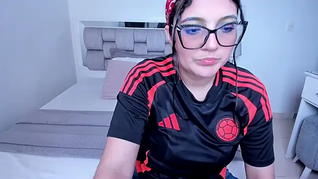 Snapshot of Camilaa_bueno chatting on July 2026 08:37:01 PM Camilaa bueno online show from July 2026 08:37:01 PM