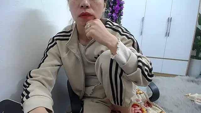 Snapshot of HotQueen chatting on March 2025 12:52:02 PM HotQueen online show from March 2025 12:52:02 PM