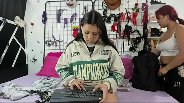 Snapshot of thedream_girls chatting on June 2026 01:04:01 PM thedream girls online show from June 2026 01:04:01 PM