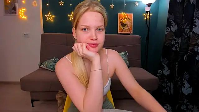 Snapshot of Xloe_Queen chatting on February 2025 03:23:02 PM Xloe Queen online show from February 2025 03:23:02 PM