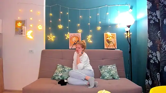 Snapshot of Xloe_Queen chatting on February 2025 02:33:01 PM Xloe Queen online show from February 2025 02:33:01 PM