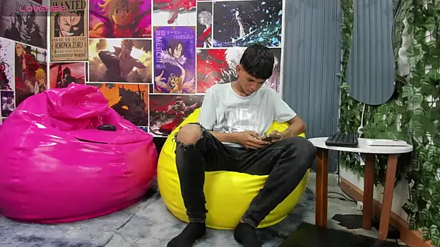 Snapshot of Jeffry_wolvess chatting on January 2025 12:35:01 PM Jeffry wolvess online show from January 2025 12:35:01 PM