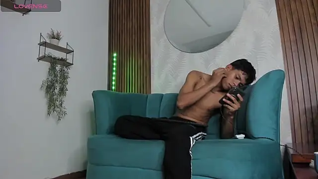 Snapshot of Jeffry_wolvess chatting on January 2025 10:38:01 PM Jeffry wolvess online show from January 2025 10:38:01 PM