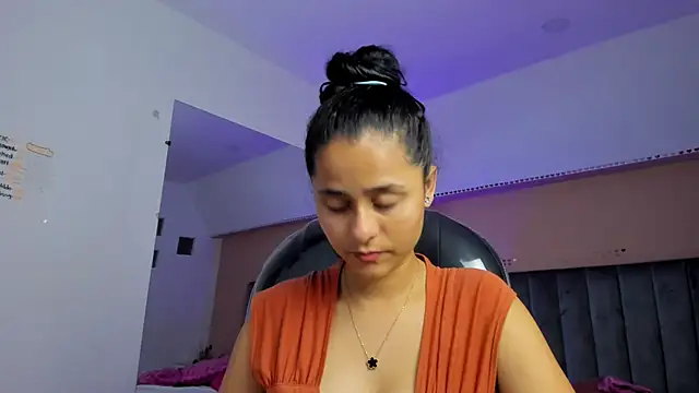 Giselle Roldan online show from April 2026 01:41:01 PM