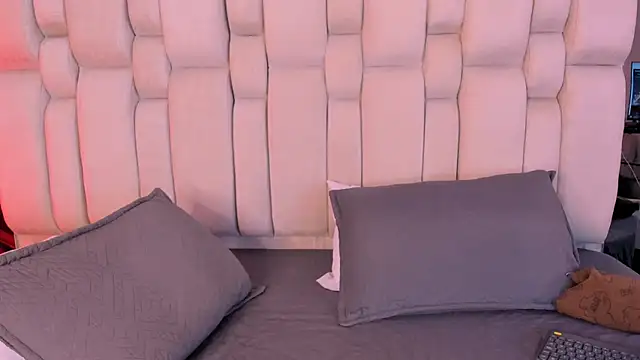 Radiant Naomi online show from April 2026 11:25:02 AM