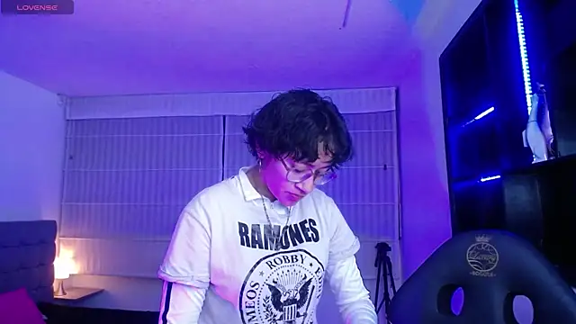 Lili Gomez  online show from January 2026 12:54:01 PM