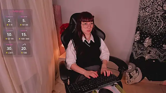 Lia Sweett  online show from February 2025 02:42:02 PM