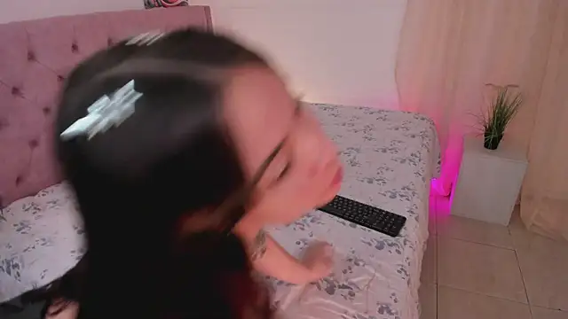 Lia Sweett  online show from February 2026 04:33:01 PM