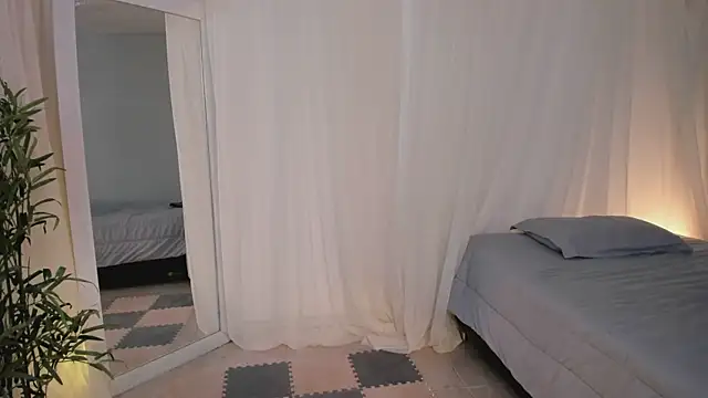 Lia Sweett  online show from April 2026 03:59:01 PM