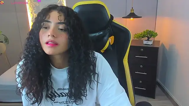 Snapshot of yaya23x chatting on September 2025 04:18:01 PM yaya23x online show from September 2025 04:18:01 PM