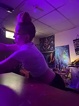 Snapshot of Stonermama666420 chatting on February 2026 07:32:02 PM Stonermama666420 online show from February 2026 07:32:02 PM