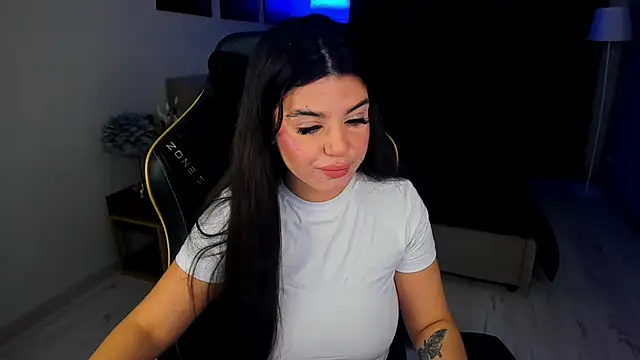 Snapshot of AlluringAriel chatting on November 2025 07:35:01 PM AlluringAriel online show from November 2025 07:35:01 PM