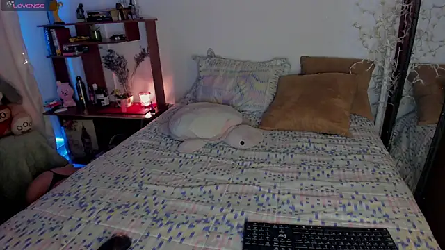 cuteweed420 online show from October 2025 07:06:02 AM