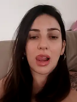 Snapshot of Bruninha77 chatting on February 2025 06:45:02 PM Bruninha77 online show from February 2025 06:45:02 PM
