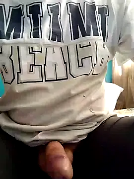 Snapshot of Bombi22 chatting on December 2024 07:10:02 PM Bombi22 online show from December 2024 07:10:02 PM