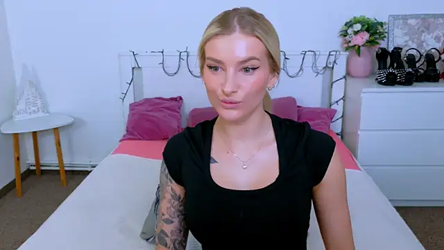 Lia Benini online show from March 2026 12:31:02 PM