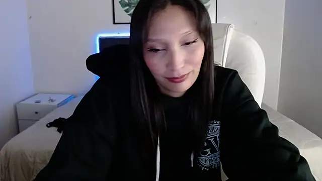 mia collens online show from December 2025 01:00:01 AM