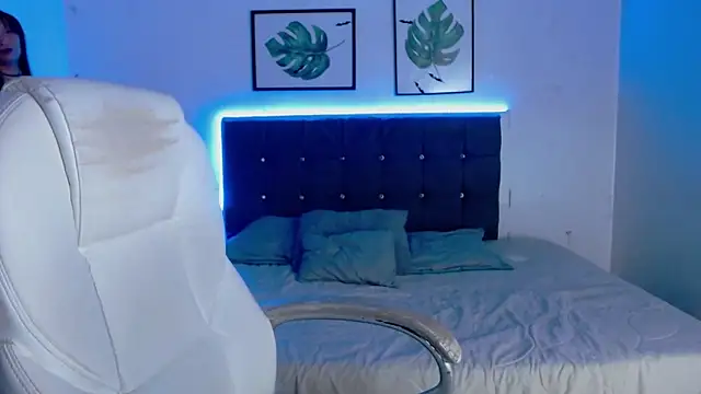 mia collens online show from December 2025 12:51:01 AM