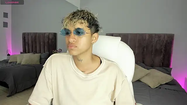 Snapshot of Dominick_jones chatting on January 2025 01:33:02 PM Dominick jones online show from January 2025 01:33:02 PM