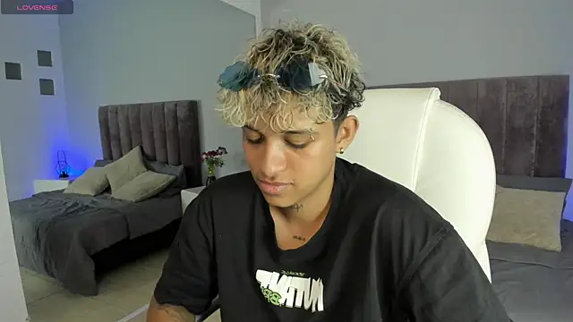 Snapshot of Dominick_jones chatting on January 2025 11:10:02 PM Dominick jones online show from January 2025 11:10:02 PM