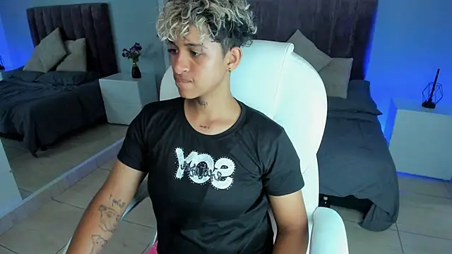 Snapshot of Dominick_jones chatting on January 2025 04:41:01 PM Dominick jones online show from January 2025 04:41:01 PM