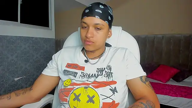 Snapshot of Dominick_jones chatting on September 2025 04:45:02 AM Dominick jones online show from September 2025 04:45:02 AM