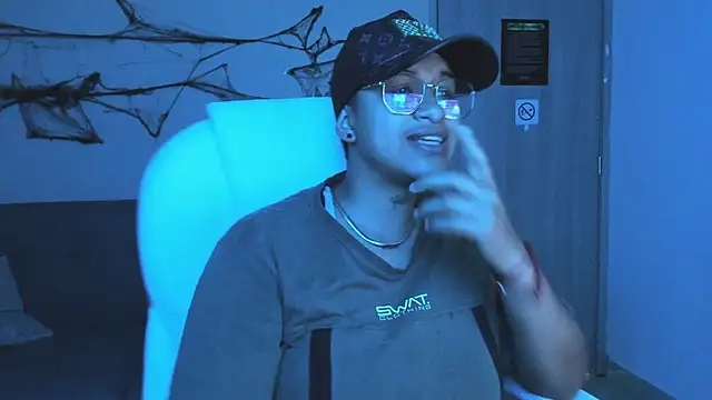 Snapshot of Dominick_jones chatting on October 2025 06:32:02 AM Dominick jones online show from October 2025 06:32:02 AM