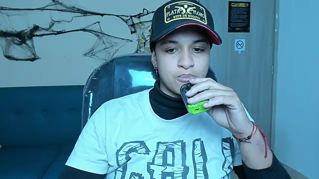 Snapshot of Dominick_jones chatting on October 2025 05:08:02 AM Dominick jones online show from October 2025 05:08:02 AM