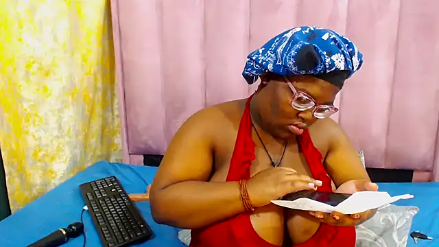Snapshot of Damm_Bobbies chatting on May 2026 06:27:01 PM Damm Bobbies online show from May 2026 06:27:01 PM