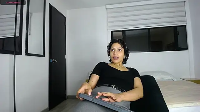 Snapshot of AbrilSonne chatting on September 2025 11:51:02 PM AbrilSonne online show from September 2025 11:51:02 PM