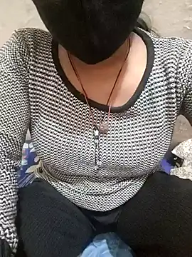 Snapshot of Looliya02 chatting on February 2025 06:18:01 AM Looliya02 online show from February 2025 06:18:01 AM