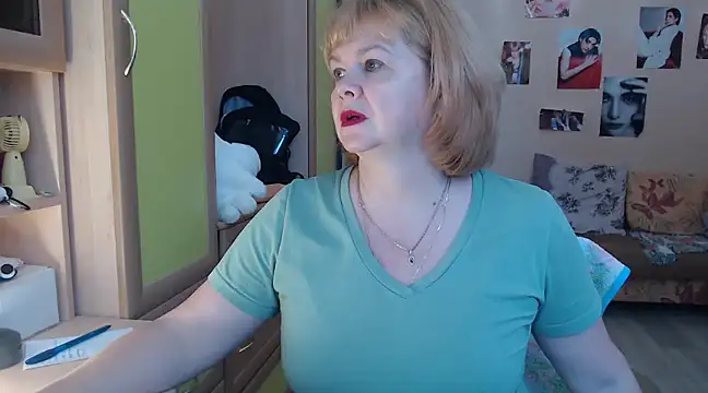 Snapshot of vixey_fox chatting on January 2025 12:05:02 PM vixey fox online show from January 2025 12:05:02 PM
