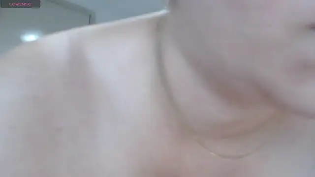 Snapshot of MommyHelpsmee chatting on December 2025 11:10:01 PM MommyHelpsmee online show from December 2025 11:10:01 PM