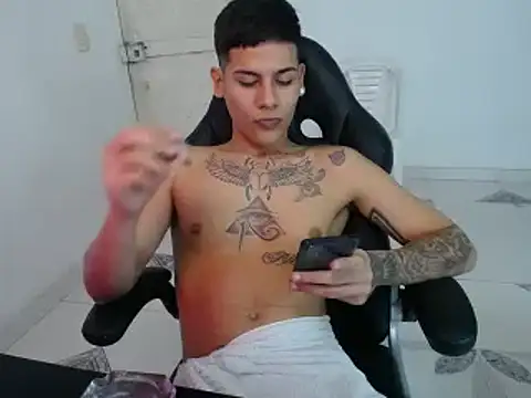 Snapshot of Clyde019 chatting on January 2025 05:10:02 AM Clyde019 online show from January 2025 05:10:02 AM