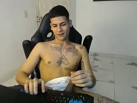 Snapshot of Clyde019 chatting on February 2025 02:07:01 AM Clyde019 online show from February 2025 02:07:01 AM