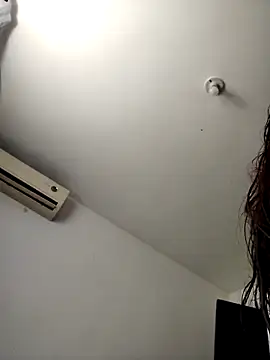 Mia WAll online show from January 2025 01:21:02 PM